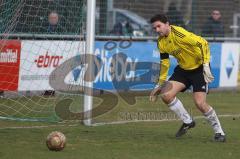 Landesliga - FC Gerolfing - SG DJK Rosenheim - Neuzugang Torwart Peter Zemljak, schaut dem Ball nach