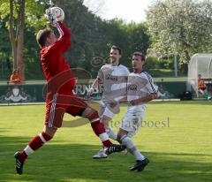 Landesliga - FC Gerolfing - BCF Wolfratshausen - rechts Bastian Blabl kommt zu spät, Torwart Franz Demmel war schneller