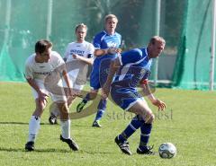 DJK Ingolstadt - FC Hepberg - links Michael Grassl (DJK) wird der Ball von Simon Kury abgenommen