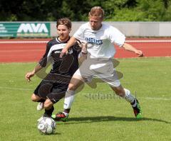 DJK Ingolstadt - VfB Friedrichshofen II - links Basti Schmied im Zweikampf mit Thomas Schmid (DJK)