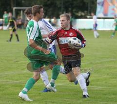 TSV Oberhaunstadt - SV Manching - Torwart Martin Schwürzer schnappt sich den Ball vor Marcel Fuhrmann