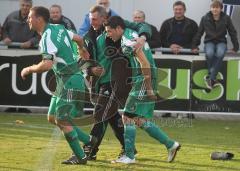 FC Gerolfing - SC Fürstenfeldbruck - Betreuer Rudi Olah nimmt den Torschützen in die Arme Emin Ismaili, vorne links Michael Olah