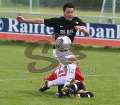 TSV Kösching - Türkisch SV Ingolstadt - Markus Braun (Kösching) überwindet Kürlahü Hulki