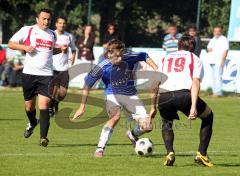 TSV Oberhaunstadt - Türkisch SV Ingolstadt - Mitte Christoph Ampferl kämpft sich durch die Abwehr, rechts 19 Nemeth Balasz und links Mujdat Karagöz