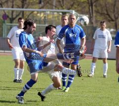 DJK Ingolstadt - FC Hepberg - links blau Fabian Reichenberger (Hepberg) im Zweikampf mit Michael Grassl (DJK)