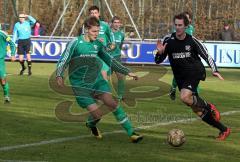 Landesliga - FC Gerolfing - SG DJK Rosenheim - rechts Michael Rindlbacher kommt nicht zum Ball