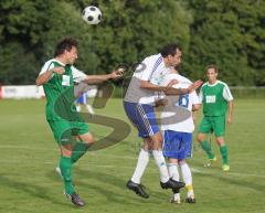 TSV Oberhaunstadt - SV Manching - Rauf Yildirim verfehlt den Kopfball, links Manuel Mayer