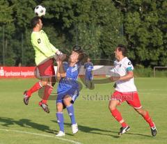 TSV Oberhaunstadt - SV Türkgücü München - mitte Daniel Polster stößt mit dem eingewchselten Feldspieler als Torwart fest zusammen