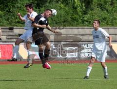 DJK Ingolstadt - VfB Friedrichshofen II - Max Auernhammer links kommt zu spät, rechst Adrian Palus klärt mit dem Kopf