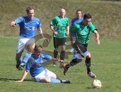 TSV Mailing - TSV Großmehring - rechts Silvia Smolijc (Mailing) schnappt sich den Ball, links Marco König und Simon Obermeier können ihn nicht stoppen und schiesst das 2:0 für Mailing