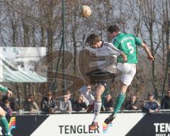 FC Gerolfing - VfB Eichstätt - Michael Rindlbacher im Luftkampf mit Benjamin Schmidramsl