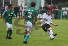 Landesliga - VfB Eichstätt - FC Gerolfing 3:1 - Ismaili Emin zieht an Dominik Betz vorbei