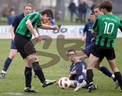 SV Manching - SV Karlshuld - Spielertrainer Karlshuld Thomas Wachs klärt den Angriff