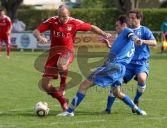 VfB Friedrichshofen - TSV Mailing - setzt sich durch links Nedim Srebic und rechts Christoph Bayerlein und rechts hinten Marco Bertic