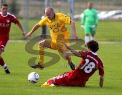 Kraiberg - VFB Friedrichshofen - Konstantin Reisch springt im Angriff über Kresimiri Puzic