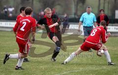 SV Buxheim - SV Stammham - Manuel Hirsch (Buxheim) zieht ab und 8 Martin Weickelt kann den Ball stoppen