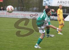 Landesliga - FC Gerolfing - FC Augsburg II - Felix Winkelmeyr trifft den Ball nicht richtig mit dem Kopf