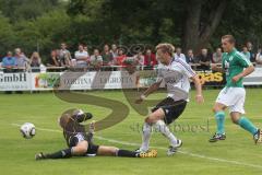 Landesliga - VfB Eichstätt - FC Gerolfing 3:1 - Ausgleich für Gerolfing, Bastian Blabl kommt am Torwart Fabian Diez vorbei