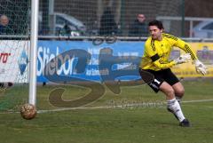 Landesliga - FC Gerolfing - SG DJK Rosenheim - Neuzugang Torwart Peter Zemljak, schaut dem Ball nach