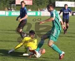 FC Gerolfing - SpVgg Feldmoching - rechts Thomas Schreiner kommt zu spät, Torwart Thomas Brunner ist schneller