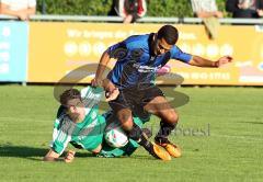 FC Gerolfing - SpVgg Feldmoching - Patrick Mack rechts wird zu Boden geworfen