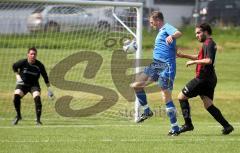 FC Hepberg - TSV Mailing - links Towart Hepberg Yasim Simoglu auf der Hut. Torsten Holm sucht den Abschluß, rechts Raphael Reichenberger (Hepberg)