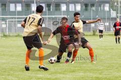 Patrick Treffer (dunkel, SV Buxheim) im Zweikampf mit Gökhan Seker (hell, FC GrünWeiss Ingolstadt) im Zweikampf um den Ball. Tayfun Erdem (hell, Vordergrund FC GrünWeiss Ingolstadt) schaut zu. Aufgenommen beim Spiel FC GrünWeiss Ingolstadt gegen SV Buxhei