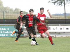 Maximilian Crusins (schwarz, SV Buxheim) und Anton Dahl (rot, TSV Etting) im Laufduell.Aufgenommen im Spiel SV Buxheim gegen TSV Etting in Buxheim am 14.08.2011