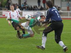 TSV Gaimersheim - FC Gerolfing II - Rettung in letzter Sekunde. Links Patrick Hiesch (Gaimersheim) stürmt vor. Nach dem Einsatz von Johannes Vogler mitte kann Torwart Stefan Göppel (Gerolfing) den Ball fangen.