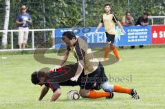 Zafer Öztürk (hell, FC GrünWeiss Ingolstadt)im Zweikampf mit Johannes Funk (dunkel, SV Buxheim). Aufgenommen beim Spiel FC GrünWeiss Ingolstadt gegen SV Buxheim am 21.08.2011. Endstand 4:6