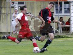 Andreas Donaubauer (TSV Etting, rot) im Zweikampf gegen Dominik Jörg (SV Buxheim, schwarz) im Spiel SV Buxheim gegen TSV Etting in Buxheim am 14.08.2011