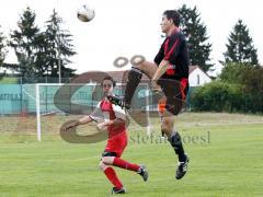 Andreas Donaubauer (TSV Etting, rot) im Zweikampf gegen Dominik Jörg (SV Buxheim, schwarz) im Spiel SV Buxheim gegen TSV Etting in Buxheim am 14.08.2011