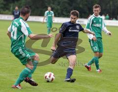 SV Manching - FC Gerolfing 3:1 - Tobias Hofmeister zieht ab zum Ausgleich 1:1, links Patrick Müller kommt nicht hin. Hinten rechts Thomas Schreiner