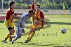 TSV Oberhaunstadt - VFB Halbergmoos - mitte Maximilian Kopold wird festgehalten und zu Boden gebracht