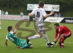 FC Gerolfing - TuS Geretsried - Patrick Mack links mit einer Chance. Torwart Markus Kresta schnappt sich den Ball