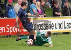 SV Manching - FC Gerolfing 3:1 - links Manuel Mayer (SV) und am Boden Steffen Schneider