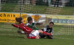 SV Manching - FC Falke Markt Schwaben 1:0 - Gute Parade von Torwart Christopher Haas, mitte Sebastian Waltl