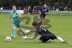 SV Manching - FC Gerolfing 3:1 - links Fatih Bas (FC) kommt zu spät Torwart Christopher Haas ist schneller