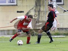 Andreas Donaubauer (TSV Etting, rot) im Zweikampf gegen Dominik Jörg (SV Buxheim, schwarz) im Spiel SV Buxheim gegen TSV Etting in Buxheim am 14.08.2011