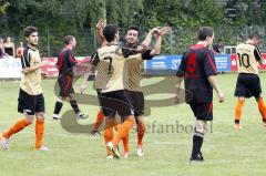 Gökhan Seker gratuliert Ibrahim Demirtes nach seinem Tor zum 4:2 per Elfmeter. Baris Sangir kommt noch dazu (alle hell, FC GrünWeiss Ingolstadt) Bernhard Thorner (hinten dunkel) und Dominik Jörg (vorne, dunkel) lassen die Köpfe hängen.