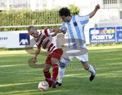 Alizan Sali Moustafa (rot) im Zweikampf mit Thomas Arndt (blau) beim Spiel TSV Kösching gegen SV Nord Lerchenau.