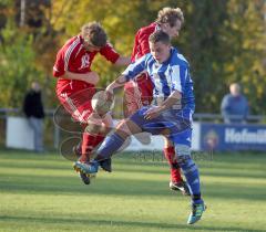 FT Ringsee - TSV Hohenwart - vorne Markus Melchior (FT) schnappt sich den Ball vor links Andrea Rotz und hinten Fabian Siebert