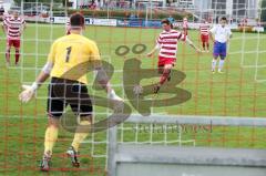 TSV Kösching gegen FC Sportfreunde Eitting Baumgärtner Roland beim Strafstoß Foto: Jürgen Meyer