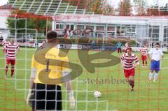 TSV Kösching gegen FC Sportfreunde Eitting Baumgärtner Roland beim Strafstoß Foto: Jürgen Meyer