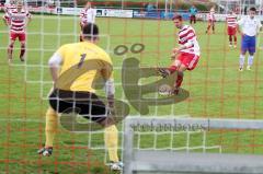 TSV Kösching gegen FC Sportfreunde Eitting Baumgärtner Roland beim Strafstoß Foto: Jürgen Meyer