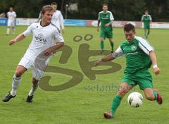 SV Manching - FC Deisenhofen 0:2 - rechts Mehmet Özler will zum Tor flanken