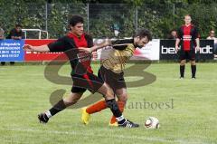 Neuzugang und Torjäger Abdullah Zorlu (doppelter Torschütze, hell, FC GrünWeiss Ingolstadt) im Zweikampf mit Johannes Funk (dunkel, SV Buxheim). Aufgenommen beim Spiel FC GrünWeiss Ingolstadt gegen SV Buxheim am 21.08.2011. Endstand 4:6