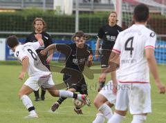 TSV Kösching - Türkgücü München 0:2 - mitte Georg Liepold  kommt nicht durch die Abwehr