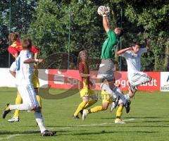 TSV Oberhaunstadt - VFB Halbergmoos - Ecke, Torwart Alexander Wagner kommt rechts Bernhard Enzinger zuvor