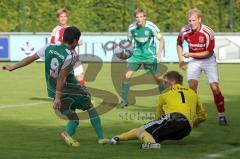 FC Gerolfing - FC Falke Markt Schwaben - links Patrick Mack mit einer Torchance, hinten Steffen Schneider